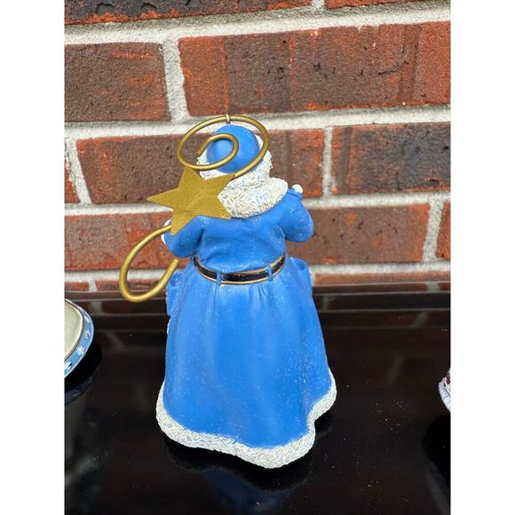 Hand Painted Thomas Kinkade Old World Santa Trio Ornaments Set of 3 (small flaw) - Picture 4 of 8